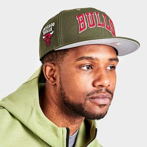 New Era Chicago Bulls NBA Olive 59FIFTY Fitted Hat in Green/New Olive Size 7 1/2 - 8206237