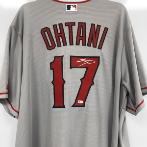 Shohei Ohtani Autographed Grey Replica Jersey- t0034110000018n